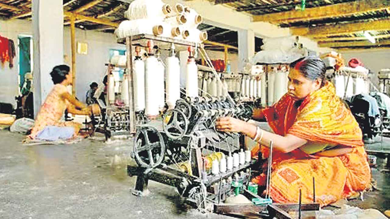 పడకేసిన ‘ఖాదీ’.. కాగ్‌ నివేదికలో సంచలన విషయాలు వెల్లడి