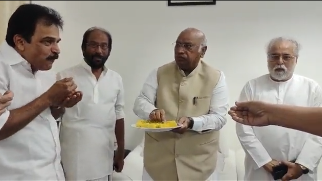 Rahul Gandhi | పార్లమెంట్‌లో అడుగుపెట్టనున్న రాహుల్‌.. స్వీట్ల‌ను పంచి పెట్టిన మల్లికార్జున ఖర్గే