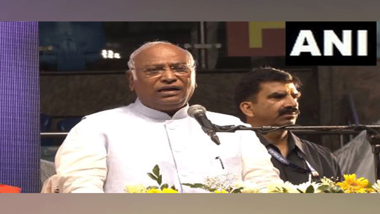 Mallikarjun Kharge | సోనియా, రాహుల్ మ‌ద్ద‌తుతోనే పార్టీ అధ్య‌క్ష ప‌ద‌వి చేప‌ట్టా : మ‌ల్లికార్జున్ ఖ‌ర్గే