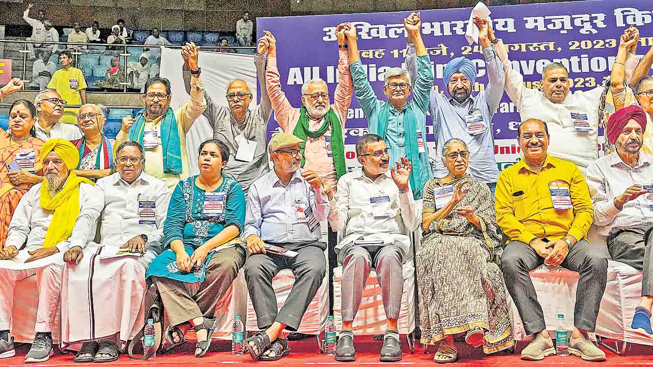 BJP | కార్పొరేట్‌ అనుకూల విధానాలు అవలంబిస్తున్న బీజేపీని తరిమి కొట్టాల్సిందే.. ప్ర‌తినబూనిన రైతు, కార్మిక సంఘాలు