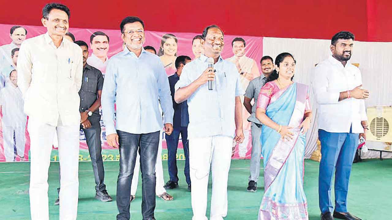 వీర సైనికుల్లా గులాబీ దండు కదలాలే