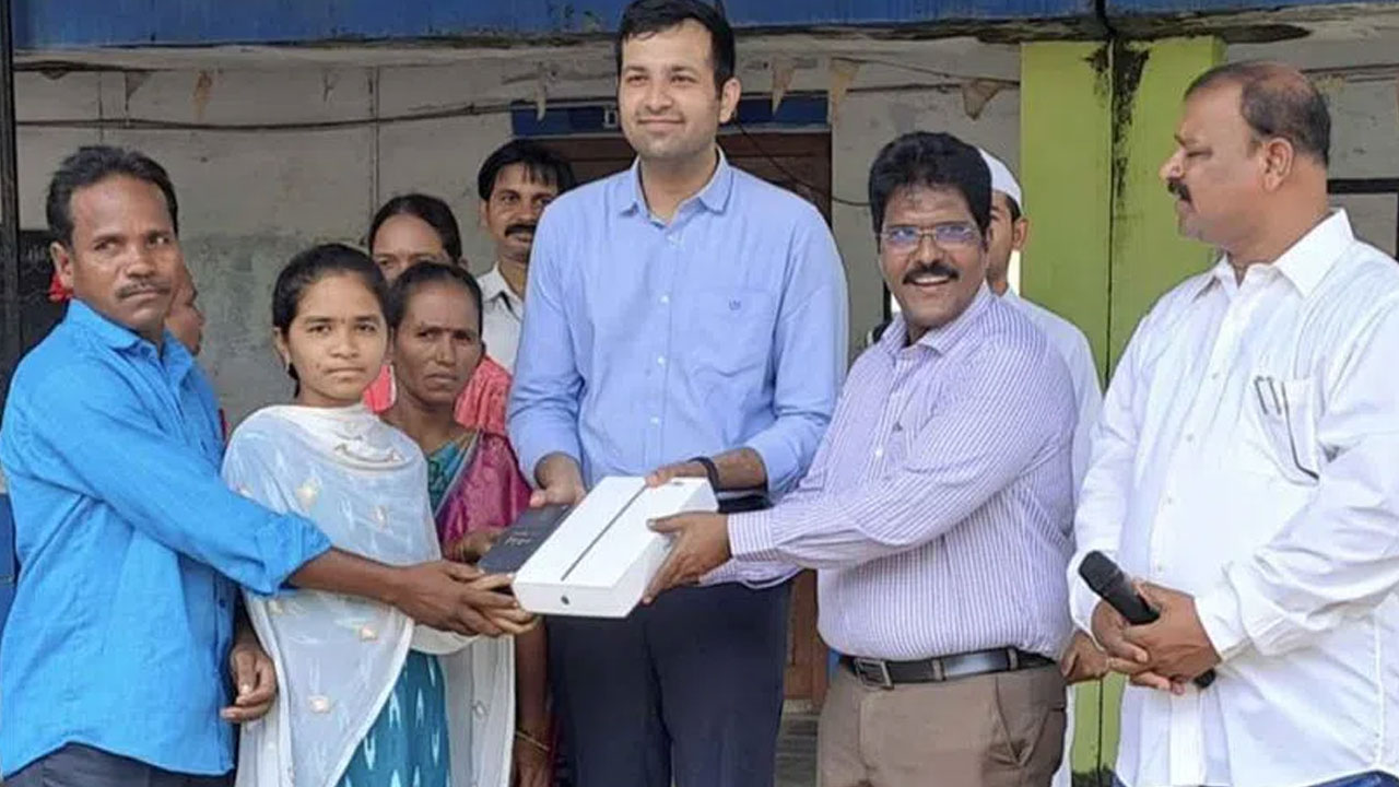 Bhadrachalam | పాట్నా ఐఐటీలో సీటు పొందిన గురుకుల విద్యార్థిని.. అభినందించిన అధికారులు