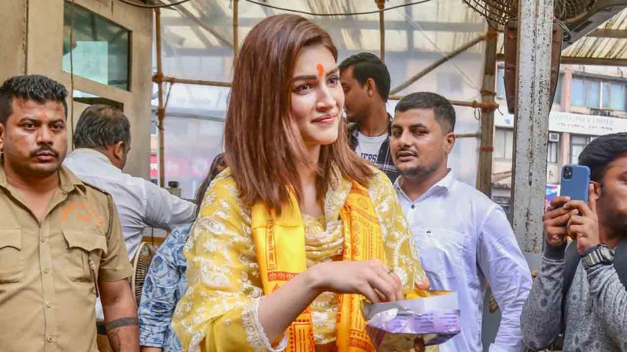 Krithi Sanan | ముంబై సిద్ధి వినాయక స్వామిని దర్శించుకున్న కృతిసనన్‌.. ఫోటోలు వైర‌ల్