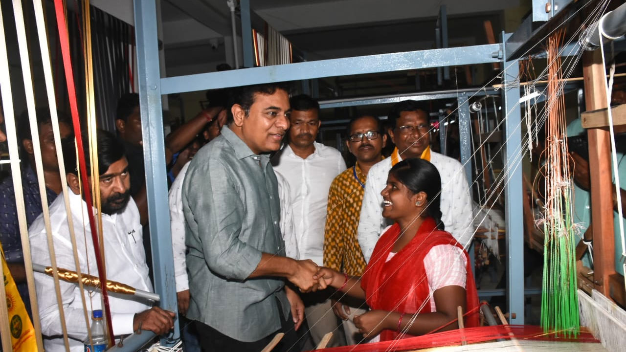 Minister KTR | పోచంపల్లిలో నేతన్న విగ్రహాన్ని ఆవిష్కరించిన మంత్రి కేటీఆర్
