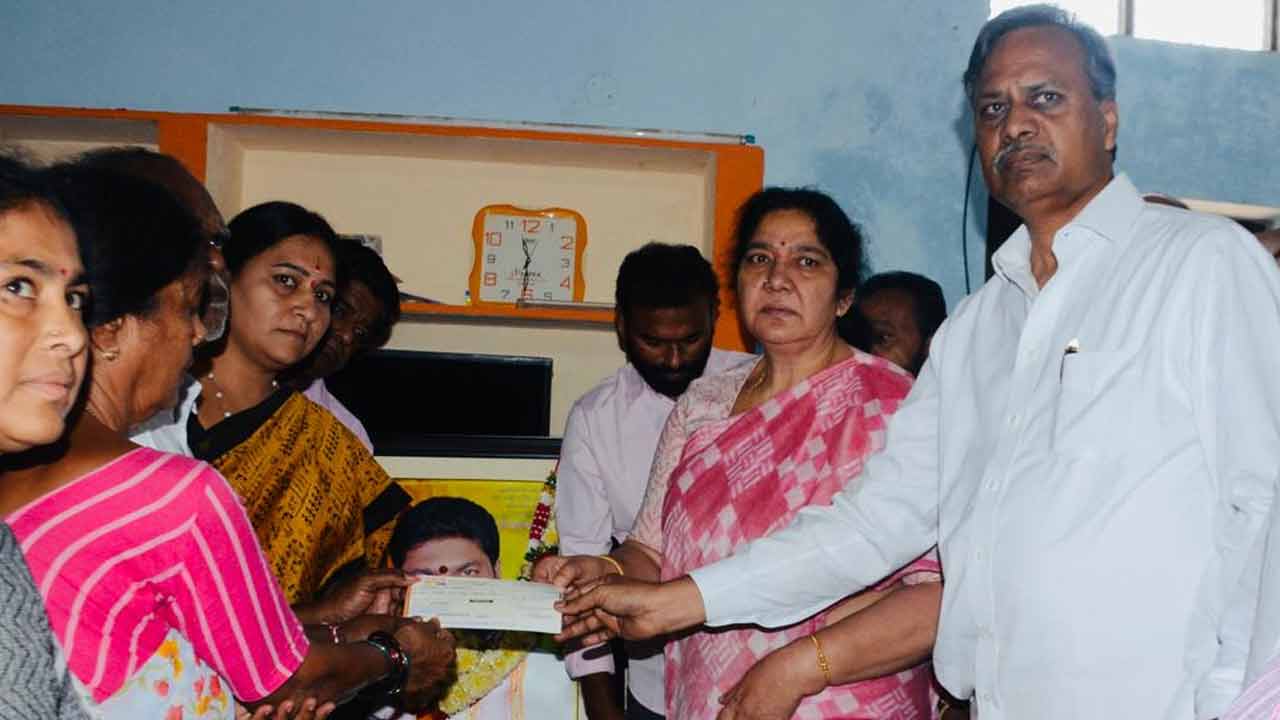 Kusuma Jagadish | కుసుమ జగదీష్ కుటుంబానికి బీఆర్‌ఎస్ పార్టీ 1.50 కోట్ల ఆర్థిక సాయం అందజేత