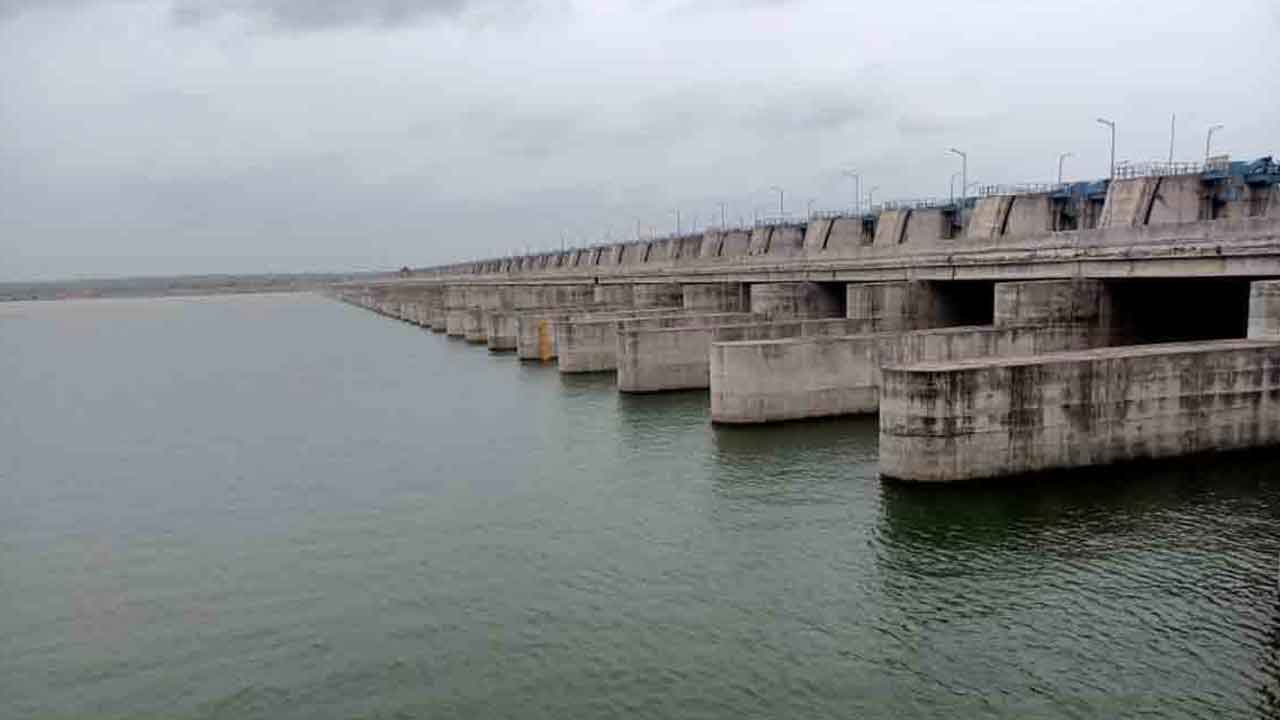 లక్ష్మీ బరాజ్‌కు పెరుగుతున్న వరద