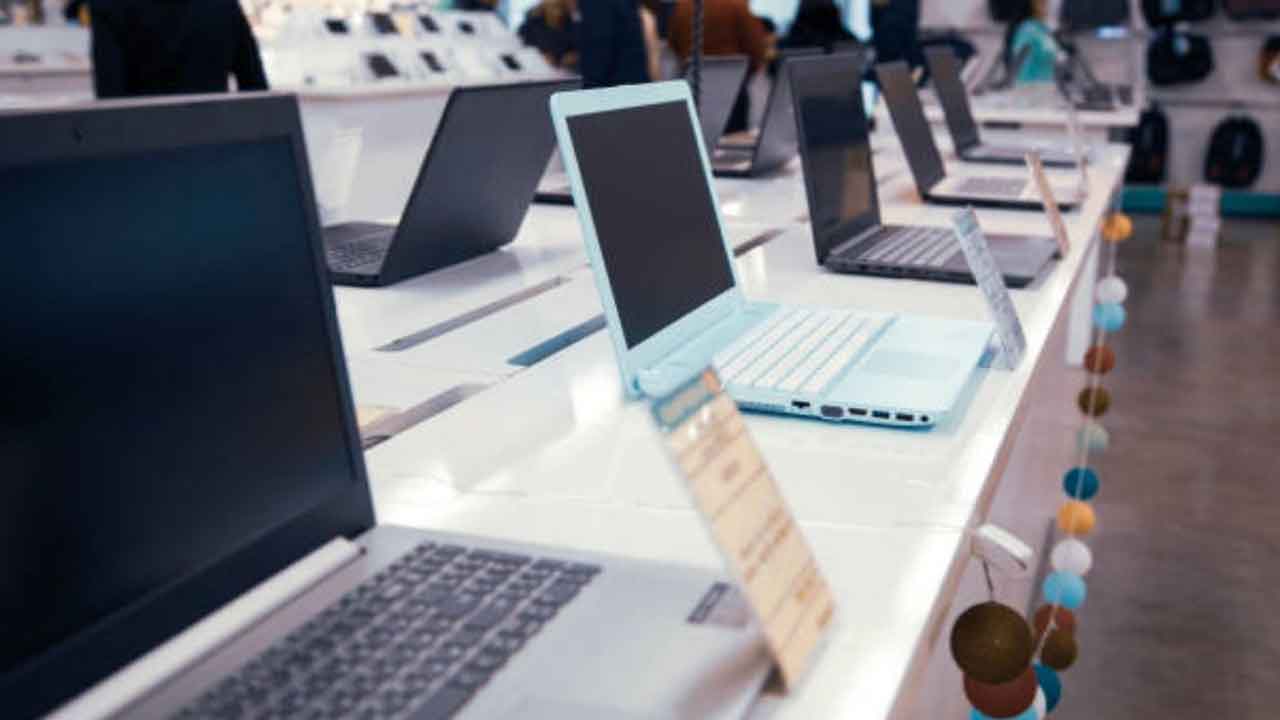 ఊరటనిచ్చిన కేంద్రం.. ల్యాప్‌టాప్‌ల దిగుమతికి మూడు నెలల గడువు