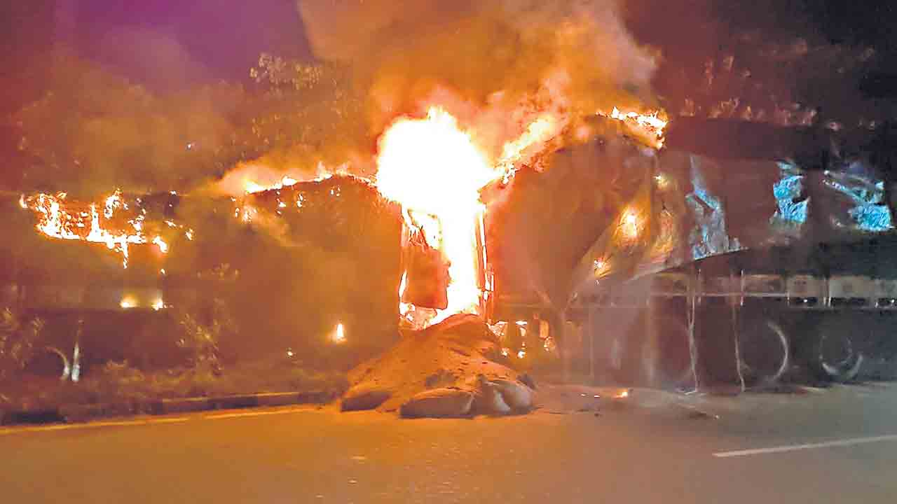 లారీ డ్రైవర్‌ సజీవదహనం