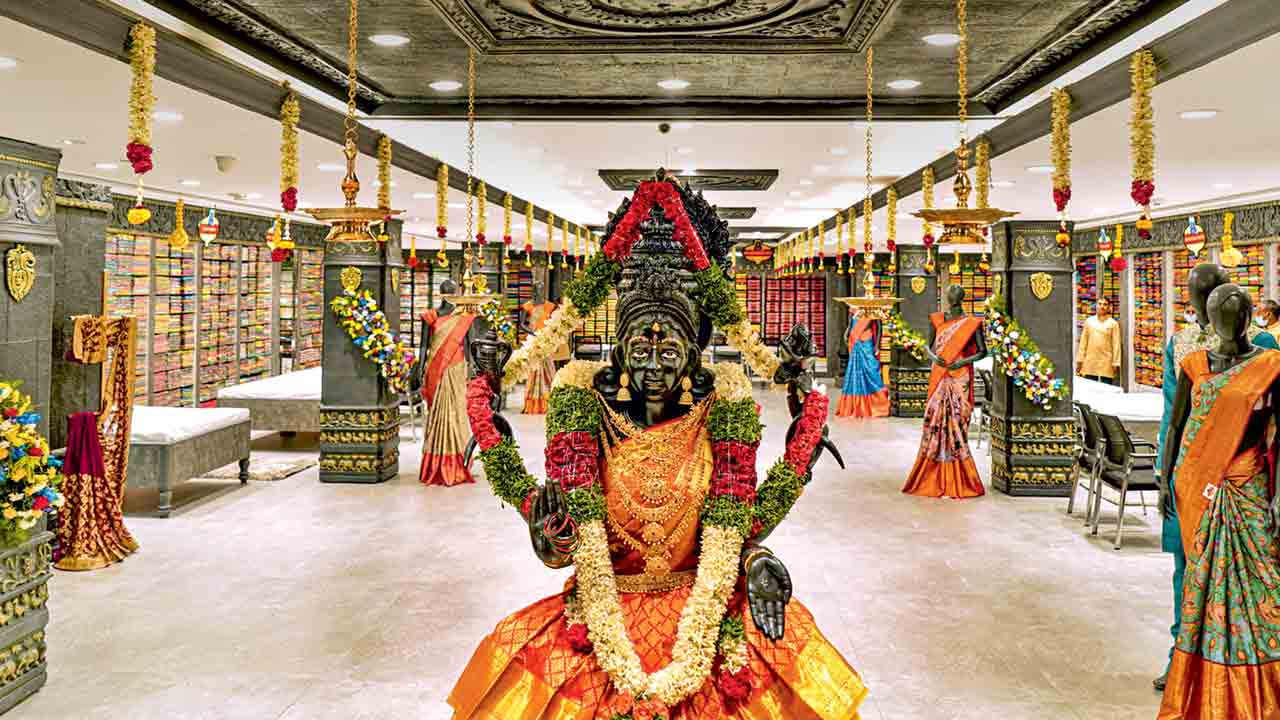 నిజ శ్రావణంలో కాంచీపురం మంగళగౌరి ఆఫర్లు