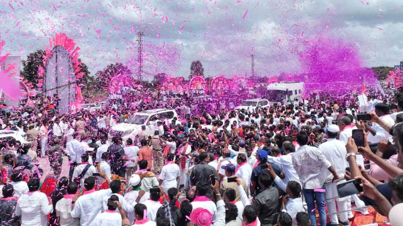 గులాబీ శ్రేణుల్లో నయా జోష్‌.. మెదక్‌ సభకు అనూహ్య స్పందన