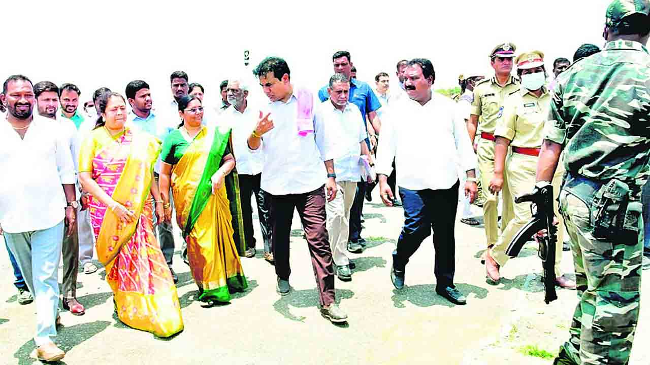 పారిశ్రామిక ప్రగతికి సర్కారు బాటలు