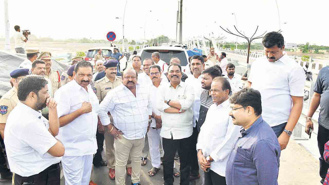 కేబుల్‌ బ్రిడ్జిపై వీకెండ్‌ మస్తీ