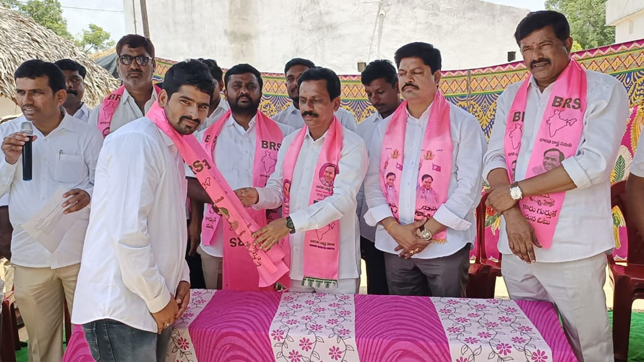 MLA Ravindra Kumar | ఎమ్మెల్యే రవీంద్ర కుమార్ సమక్షంలో బీఆర్‌ఎస్‌లో చేరికలు