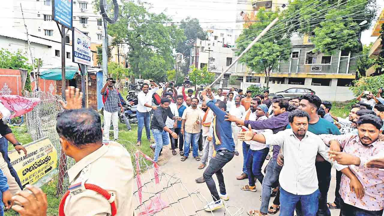 హనుమకొండలో బీజేపీ దౌర్జన్యం