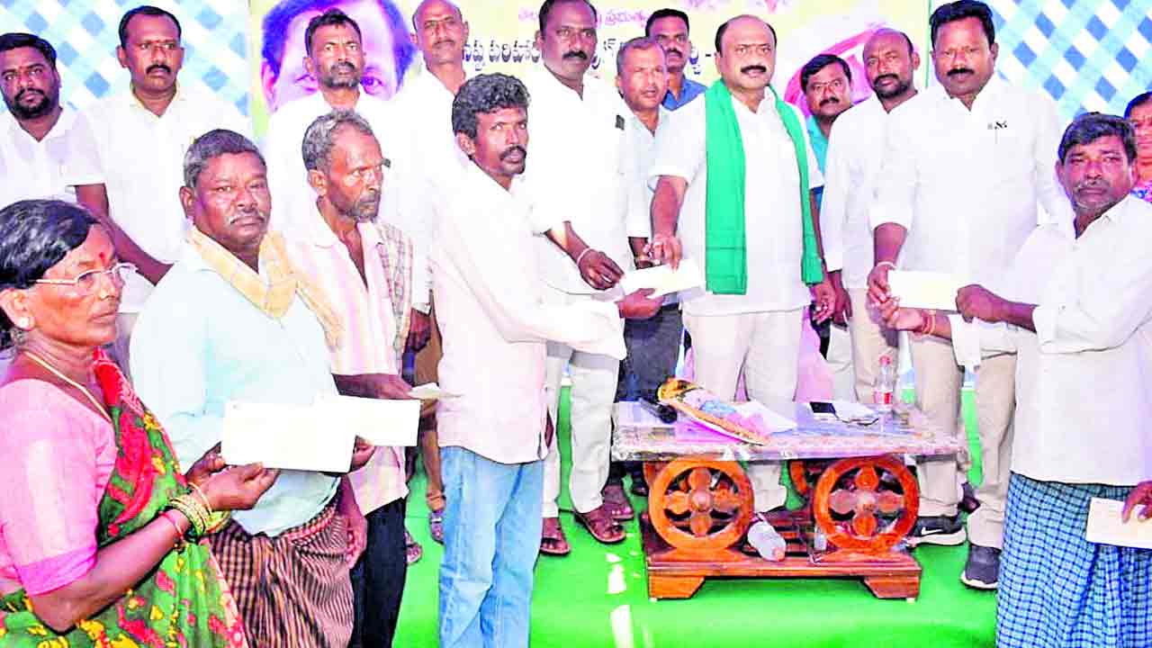 రేవంత్‌ రెడ్డి ఓ బ్రోకర్‌