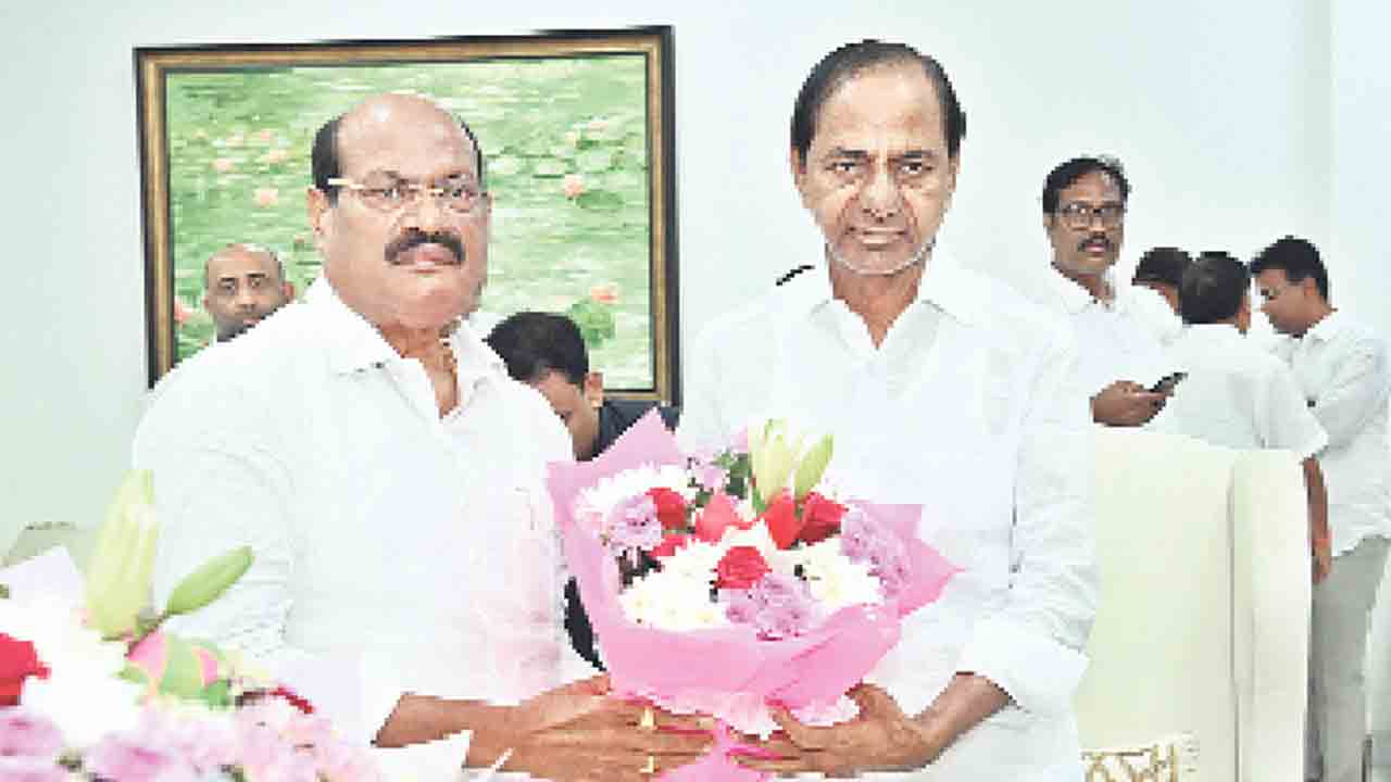 సీఎం కేసీఆర్‌ను కలిసిన ఎమ్మెల్యే బాజిరెడ్డి గోవర్ధన్‌