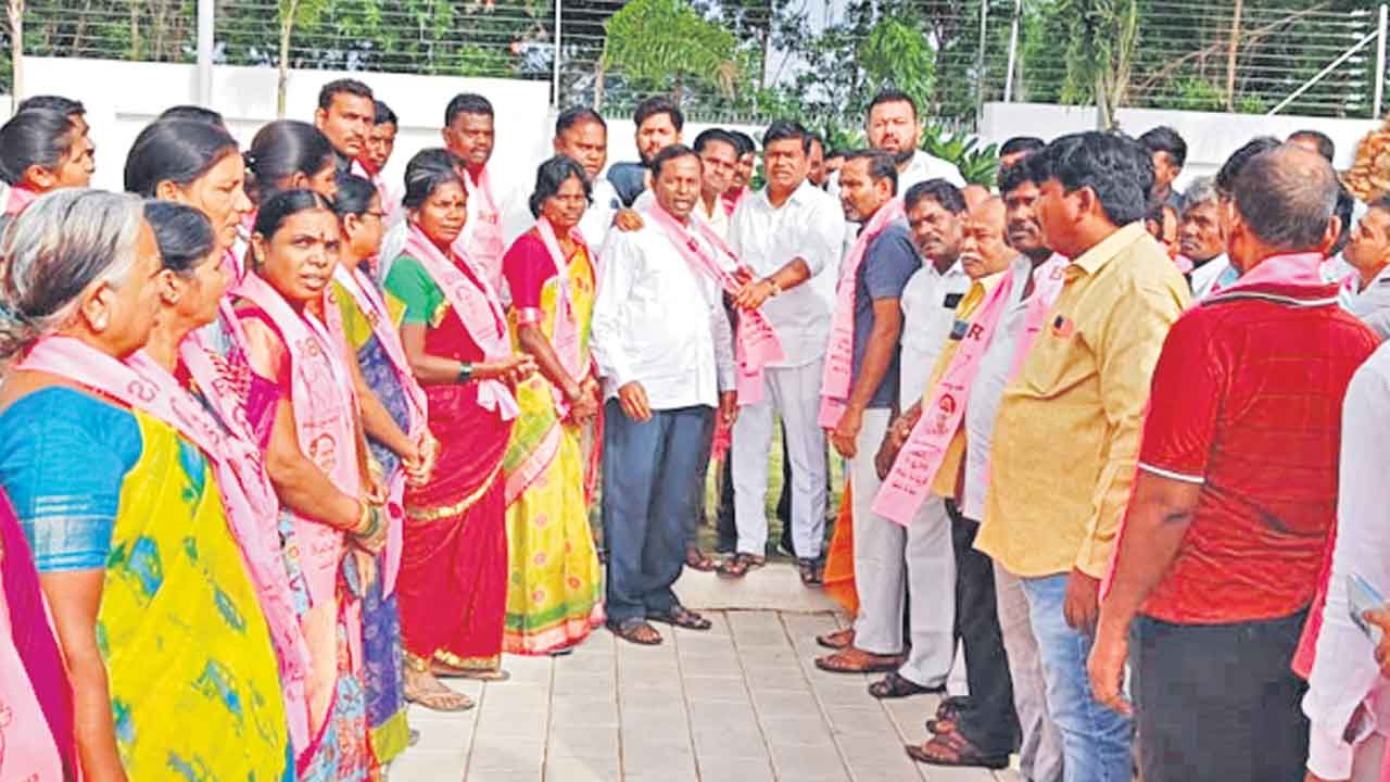 బీఆర్‌ఎస్‌లో భారీగా చేరికలు