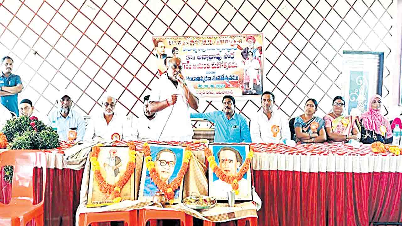 మహనీయుల చరిత్ర తెలుసుకోవాలి