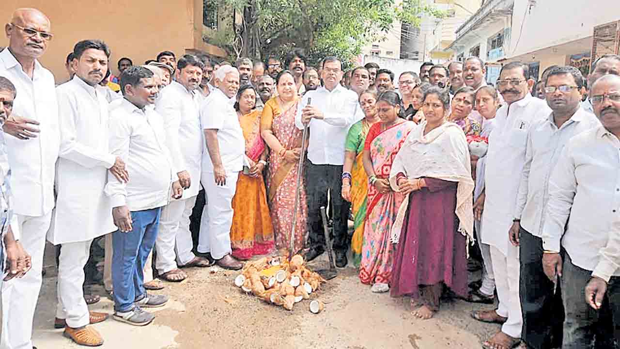 బస్తీల్లో సమస్యలపై ఆరా