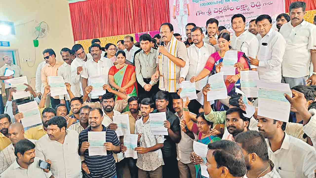 బీసీలకు లక్షసాయం చెక్కులు