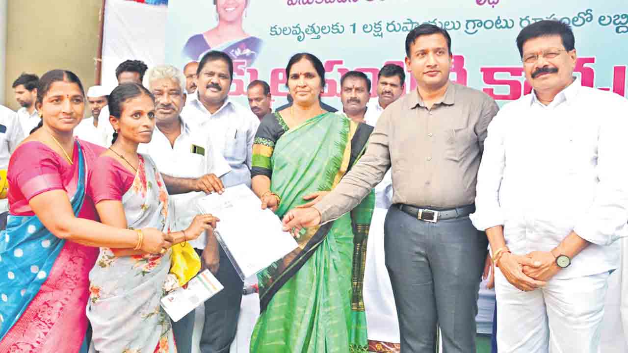 వృత్తిదారులకు ప్రోత్సాహం