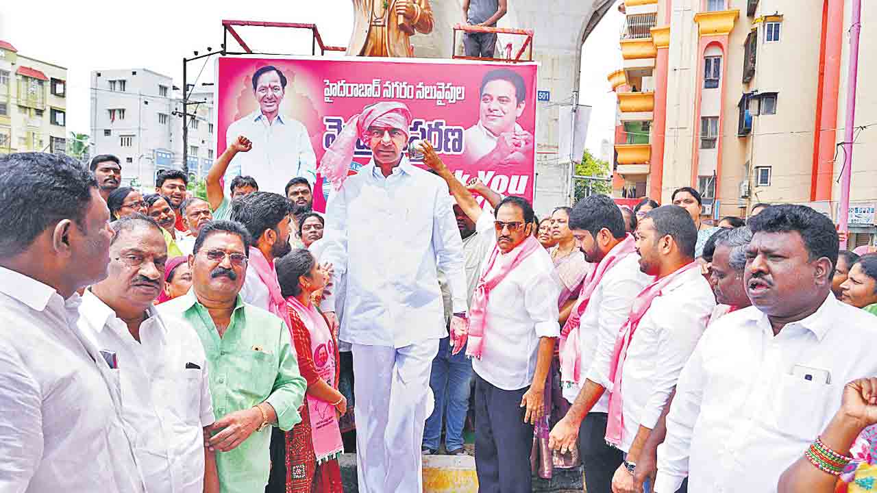 సీఎం కేసీఆర్‌ చిత్రపటానికి క్షీరాభిషేకం