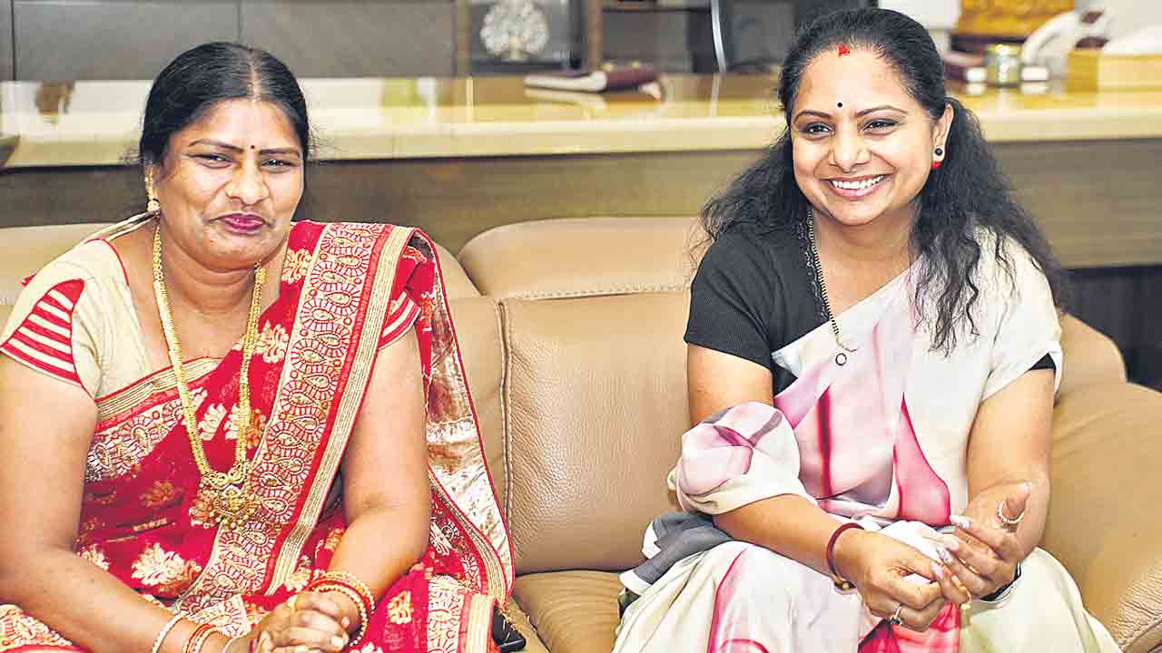బతుకమ్మ పాట బృందగానం చేసిన కవిత