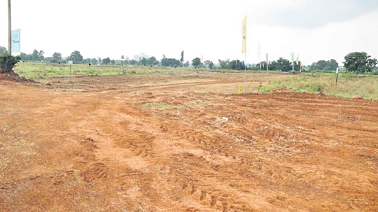 మోకిల.. కాసుల గలగల