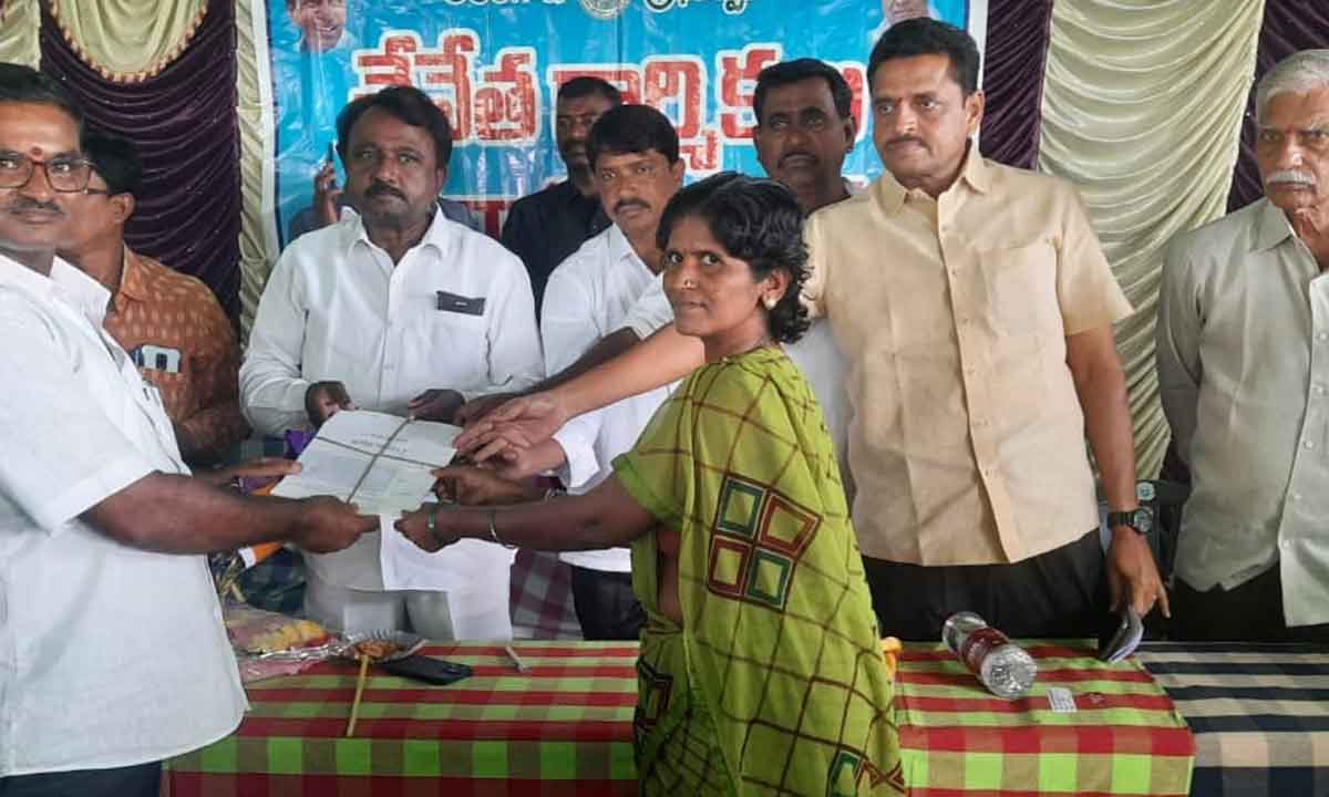 చేనేతకు సర్కారు సాయం