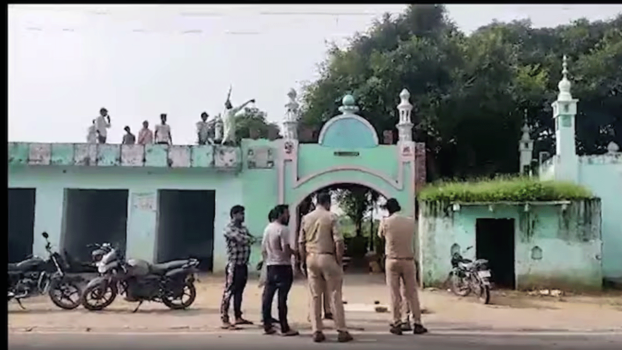 ద‌ర్గా, మ‌సీదు డోమ్‌ను ధ్వంసం చేసిన దుండ‌గులు