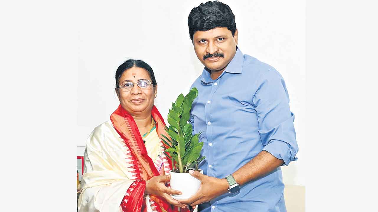 వృక్షప్రేమికురాలికి ఎంపీ సంతోష్‌ సత్కారం