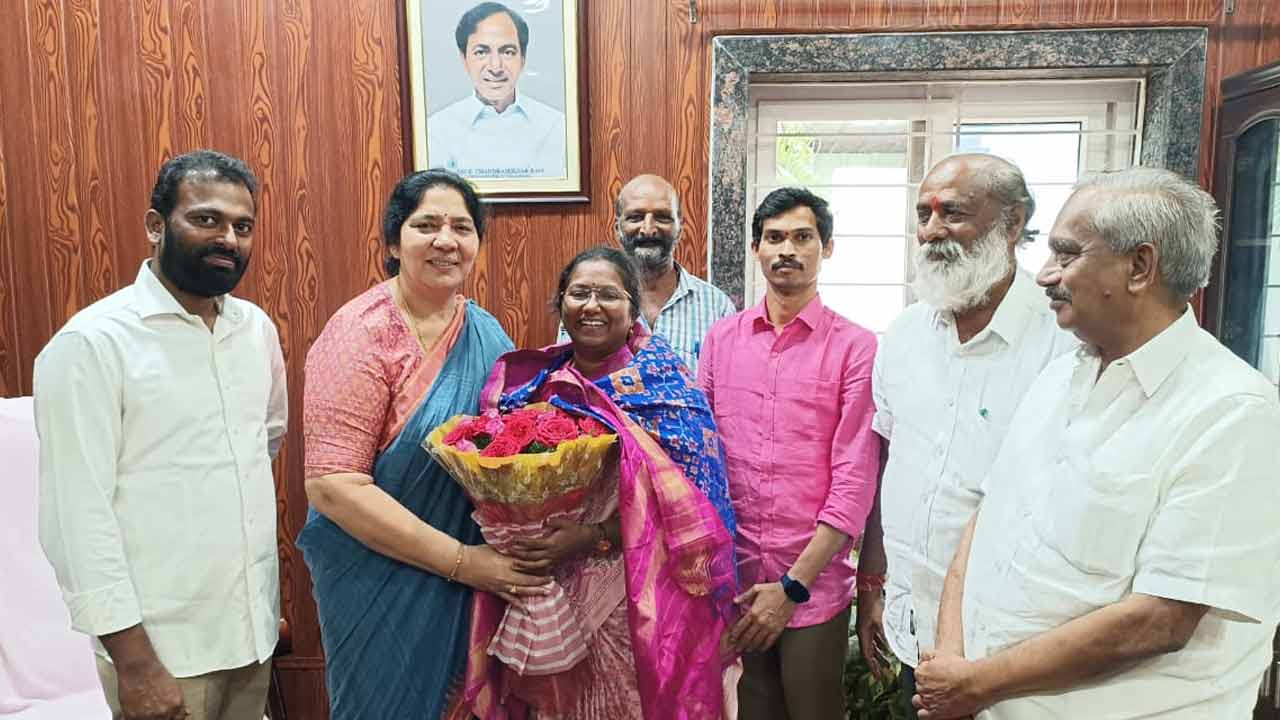 Bade Nagajyothi | ఎన్నికల ఖర్చులకు బడే నాగజ్యోతికి రూ. 5 లక్షలు ఇచ్చిన మంత్రి సత్యవతి, రెడ్కో చైర్మన్