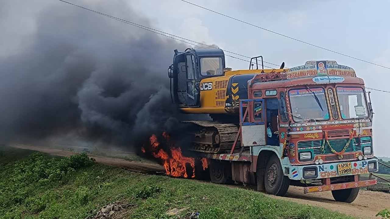 Electric shock | ములుగు జిల్లాలో విద్యుత్ షాక్‌తో లారీ, ప్రోక్లైనర్ దగ్ధం