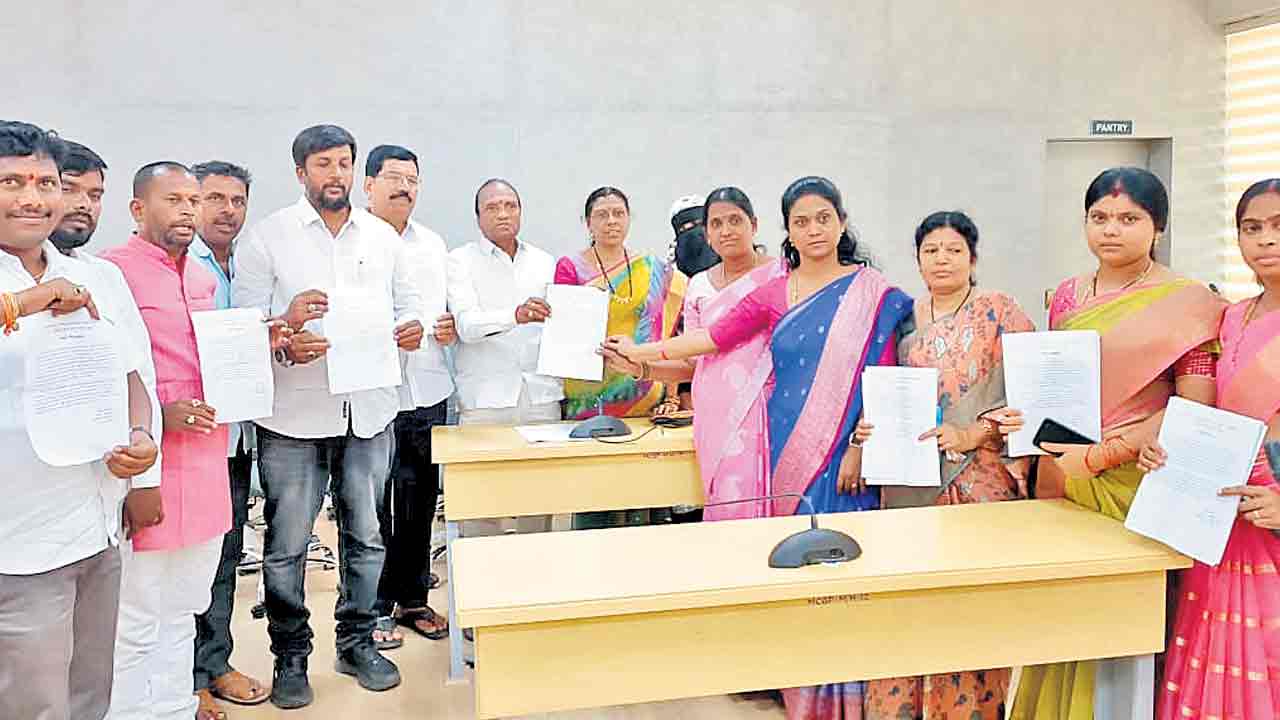 కేసీఆర్‌ను లక్ష మెజార్టీతో గెలిపిస్తాం