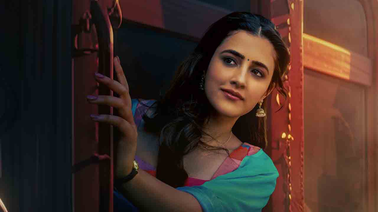 Nupur Sanon | ప్రేమను అన్వేషిస్తూ..