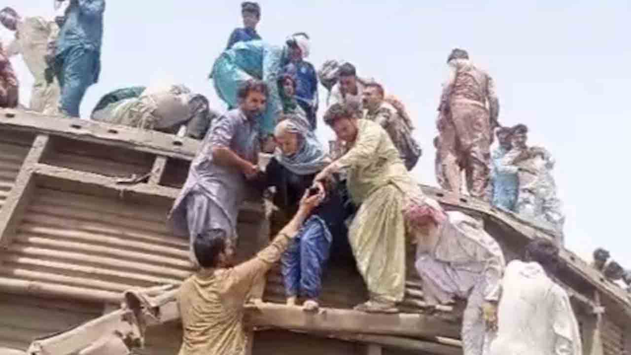 train derails in Pakistan | పాకిస్థాన్‌లో పట్టాలు తప్పిన రైలు.. 22 మంది మృతి, 50   మందికిపైగా గాయాలు