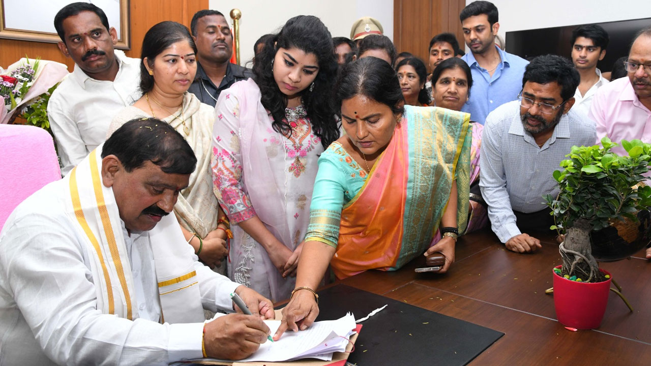 Minister Patnam Mahender Reddy | మంత్రిగా బాధ్యతలు స్వీకరించిన పట్నం మహేందర్ రెడ్డి