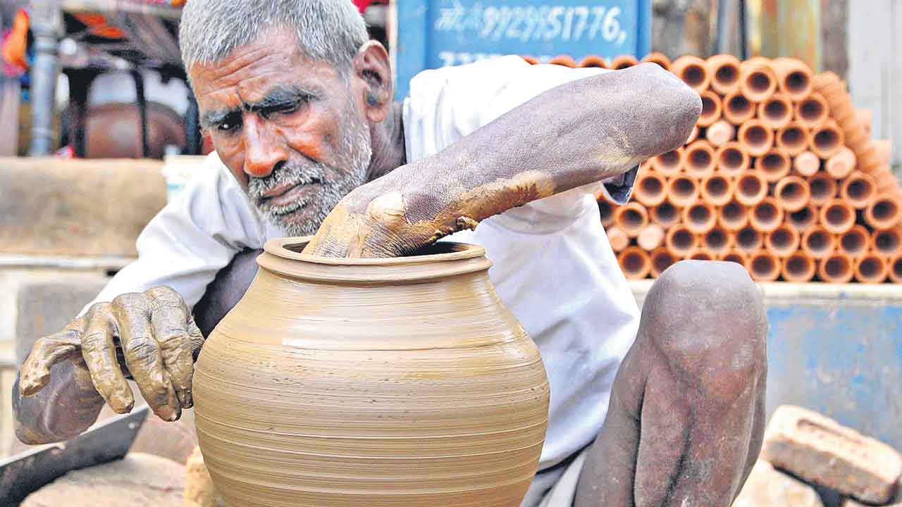 PM Vishwakarma Yojana | మరోసారి తెలంగాణ పథకాన్ని కాపీ కొట్టిన మోదీ సర్కారు.. సవాలక్ష షరతులతో కులవృత్తులకు రుణం!