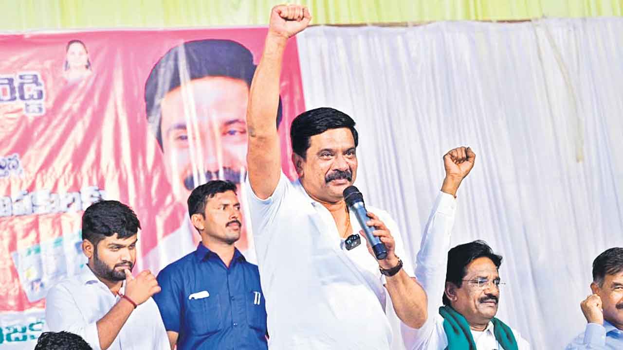 పసుపు బోర్డుపై శాడిస్ట్‌ అర్వింద్‌ను నిలదీయాలి