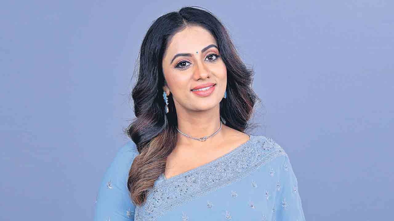 ఇంట్లో అబద్ధం చెప్పి..