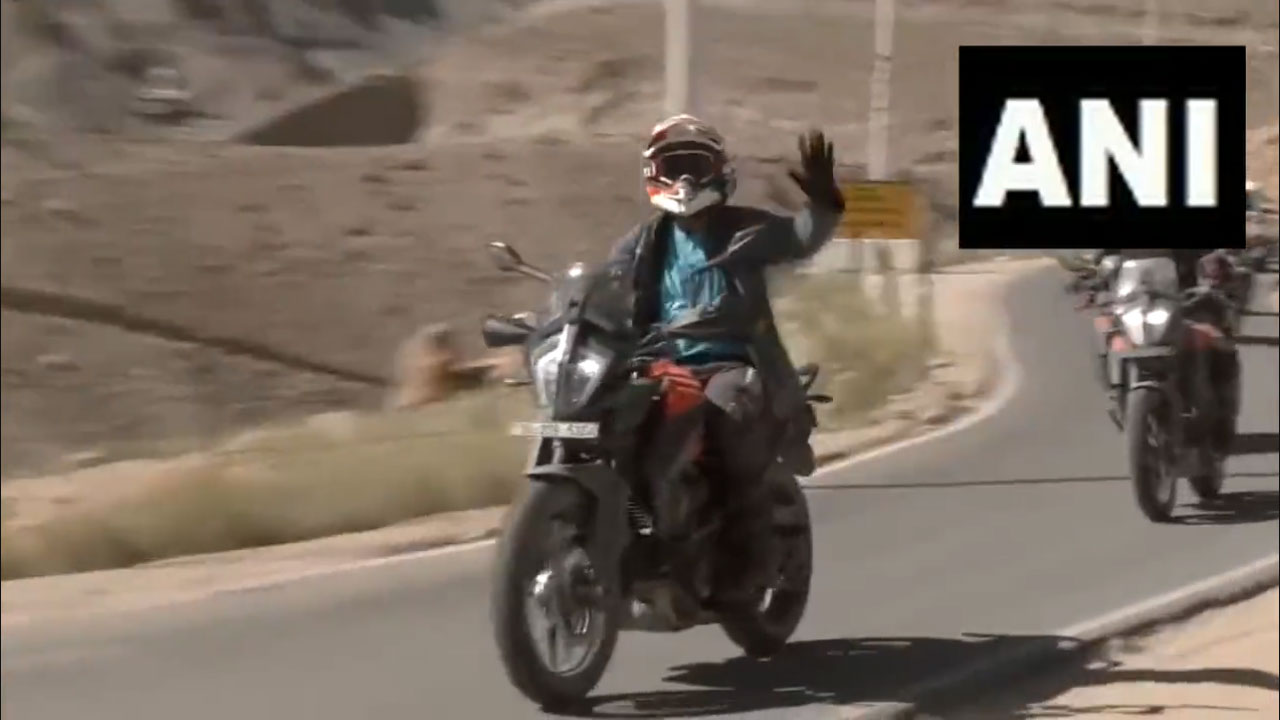 Rahul Gandhi: ల‌డాఖ్‌లో రాహుల్ గాంధీ బైక్ రైడ్‌.. వీడియో