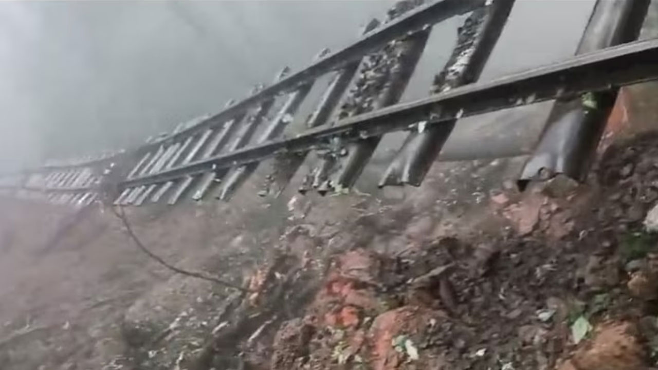 Hanging Rail Track: వ‌ర‌ద‌ల‌తో కొట్టుకుపోయిన మ‌ట్టి.. హిమాచ‌ల్‌లో వేలాడుతున్న రైల్వే ట్రాక్‌.. వీడియో వైర‌ల్‌