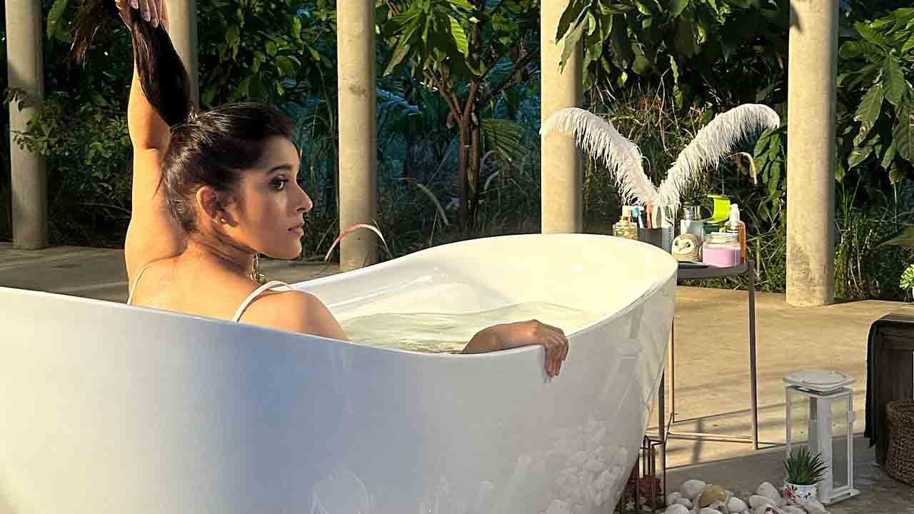 Rashmi Gautam | బాత్ టబ్‌లో రష్మీ.. ఫొటోలు వైర‌ల్