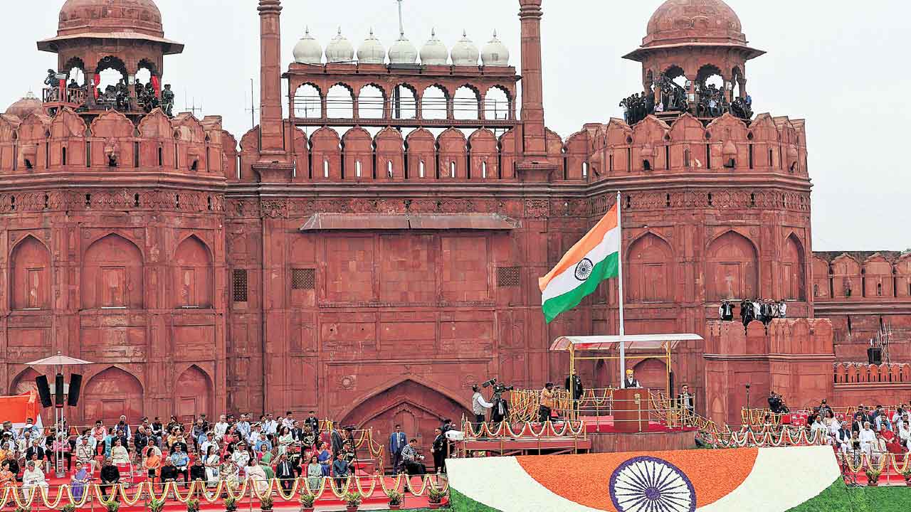 పదో‘సారీ’! ఎర్రకోట సాక్షిగా ప్రధాని మోదీ ఊదరగొట్టే నినాదాలు