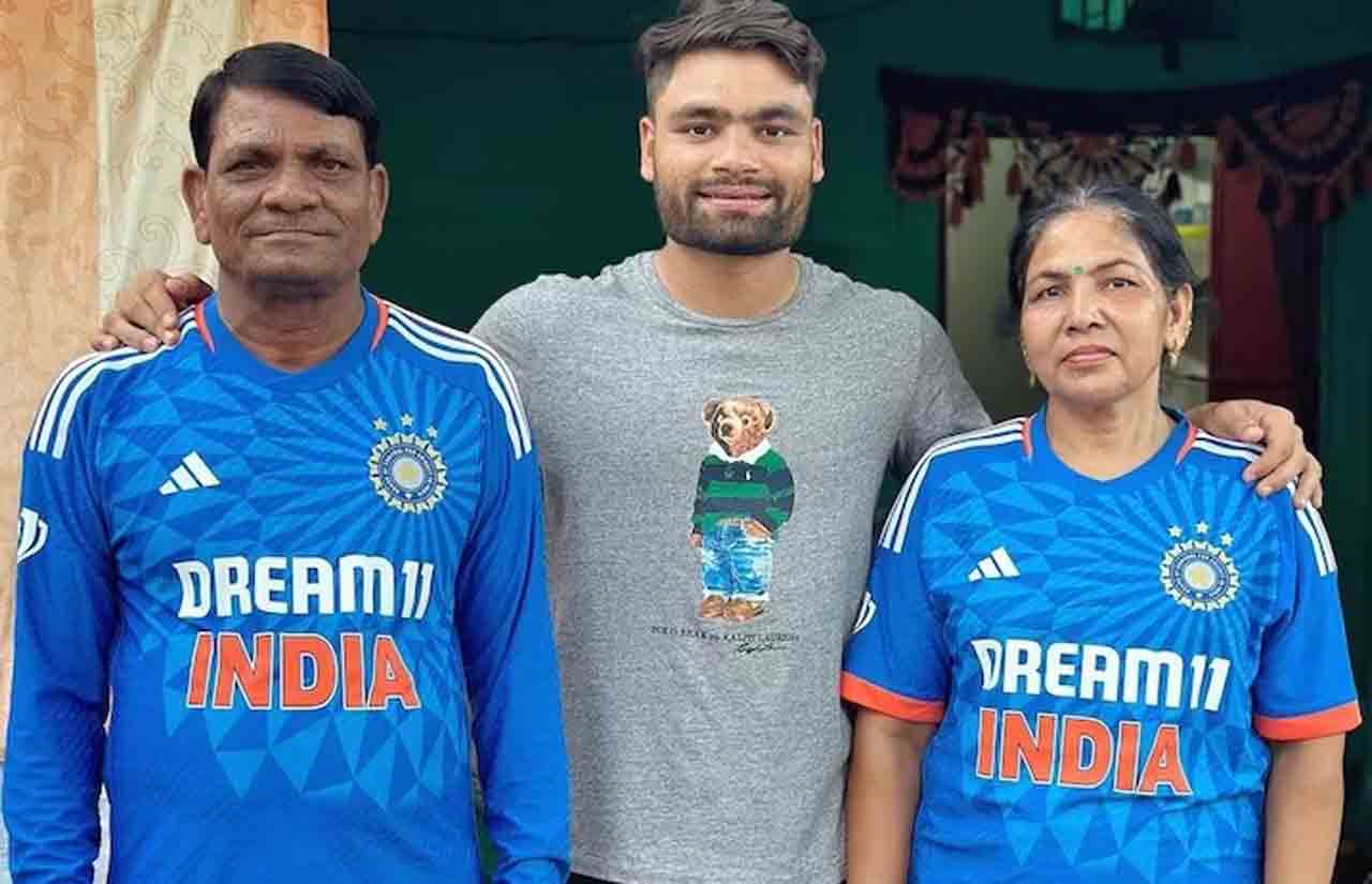 Rinku Singh | ఐర్లాండ్ నుంచి వ‌స్తూ.. అమ్మానాన్న‌కు అమూల్య‌మైన గిఫ్ట్ తెచ్చిన సిక్స‌ర్ల కింగ్