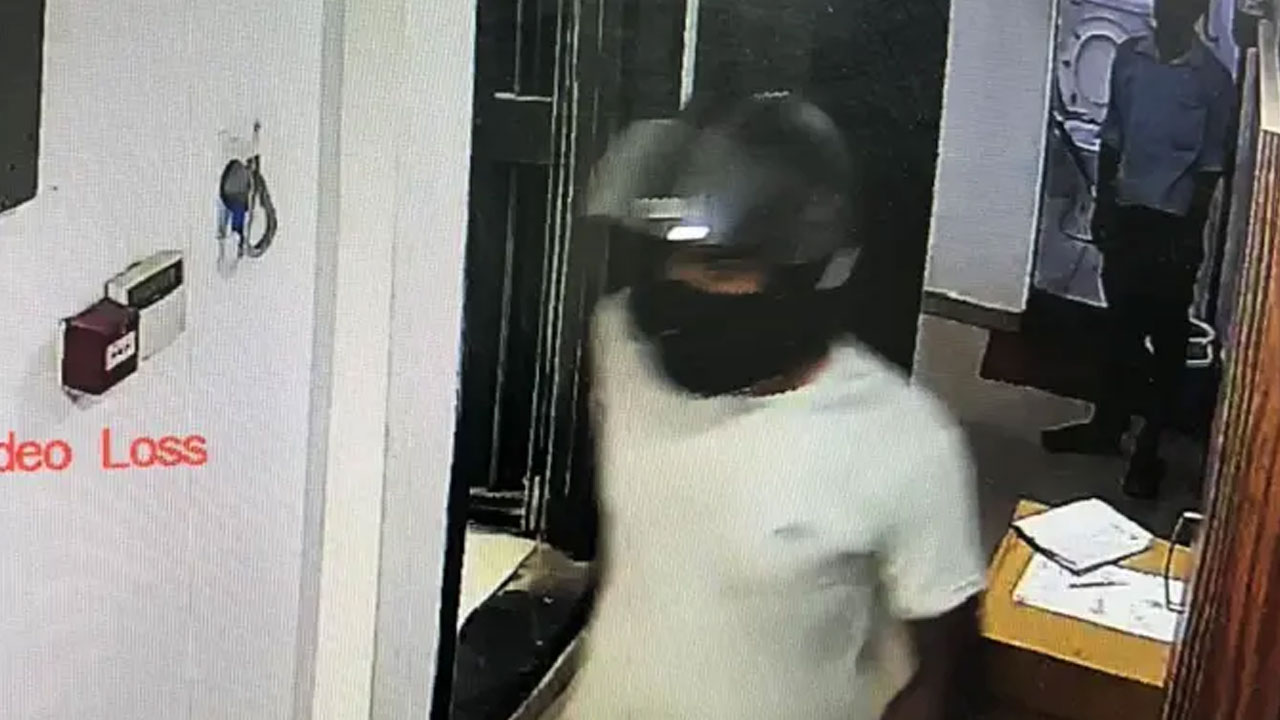 Axis bank | పాయింట్ బ్లాంక్‌లో గ‌న్ పెట్టి.. యాక్సిస్ బ్యాంక్‌లో రూ. కోటి లూటీ..