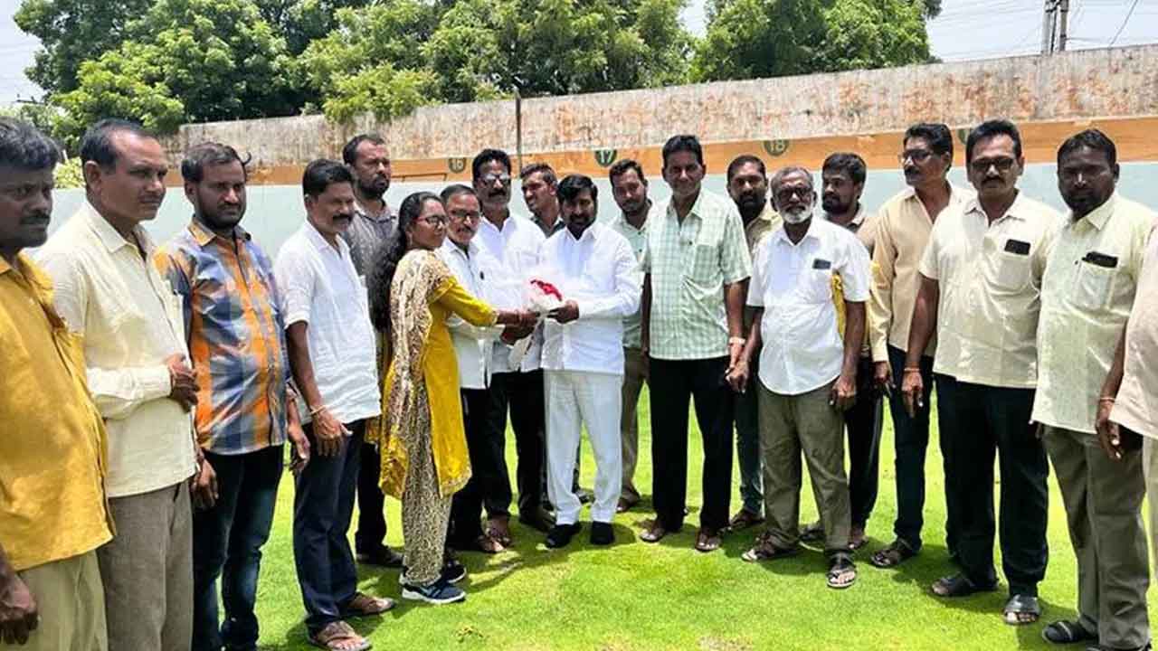 మంత్రి జగదీశ్‌రెడ్డితో ఆర్టీసీ ఉద్యోగుల ఆనందం