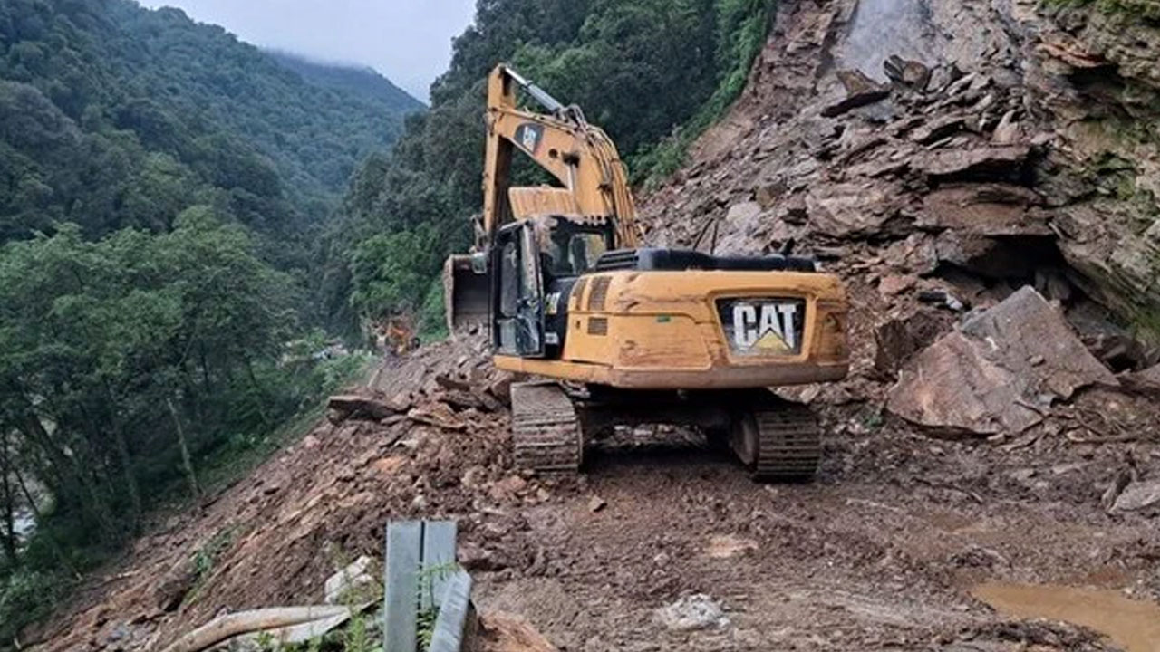 Uttarakhand Landslide: కొండ‌చ‌రియ‌లు విరిగిప‌డి కారులో ఉన్న అయిదుగురు మృతి