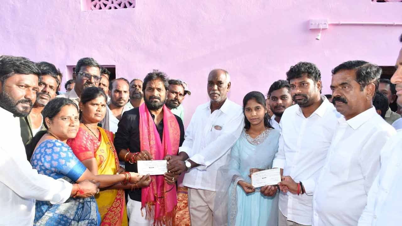 Minister Srinivas Goud | సాయి చంద్‌ కుటుంబ సభ్యులకు ఆర్థిక సాయం అందజేసిన మంత్రి శ్రీనివాస్‌ గౌడ్‌