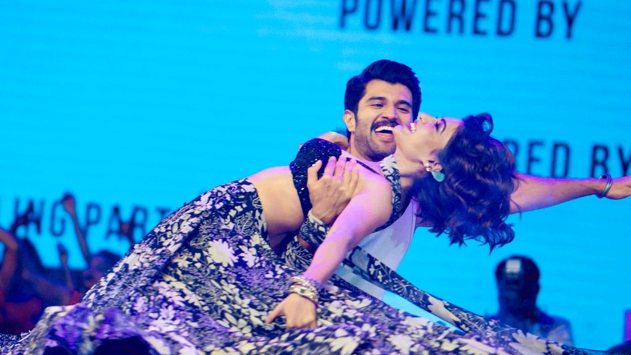 Khushi Movie | స్టేజ్‌పై విజయ్‌-సమంతల రొమాంటిక్ పర్‌ఫార్మెన్స్‌.. చూడటానికి రెండు కళ్లు చాలవు..!